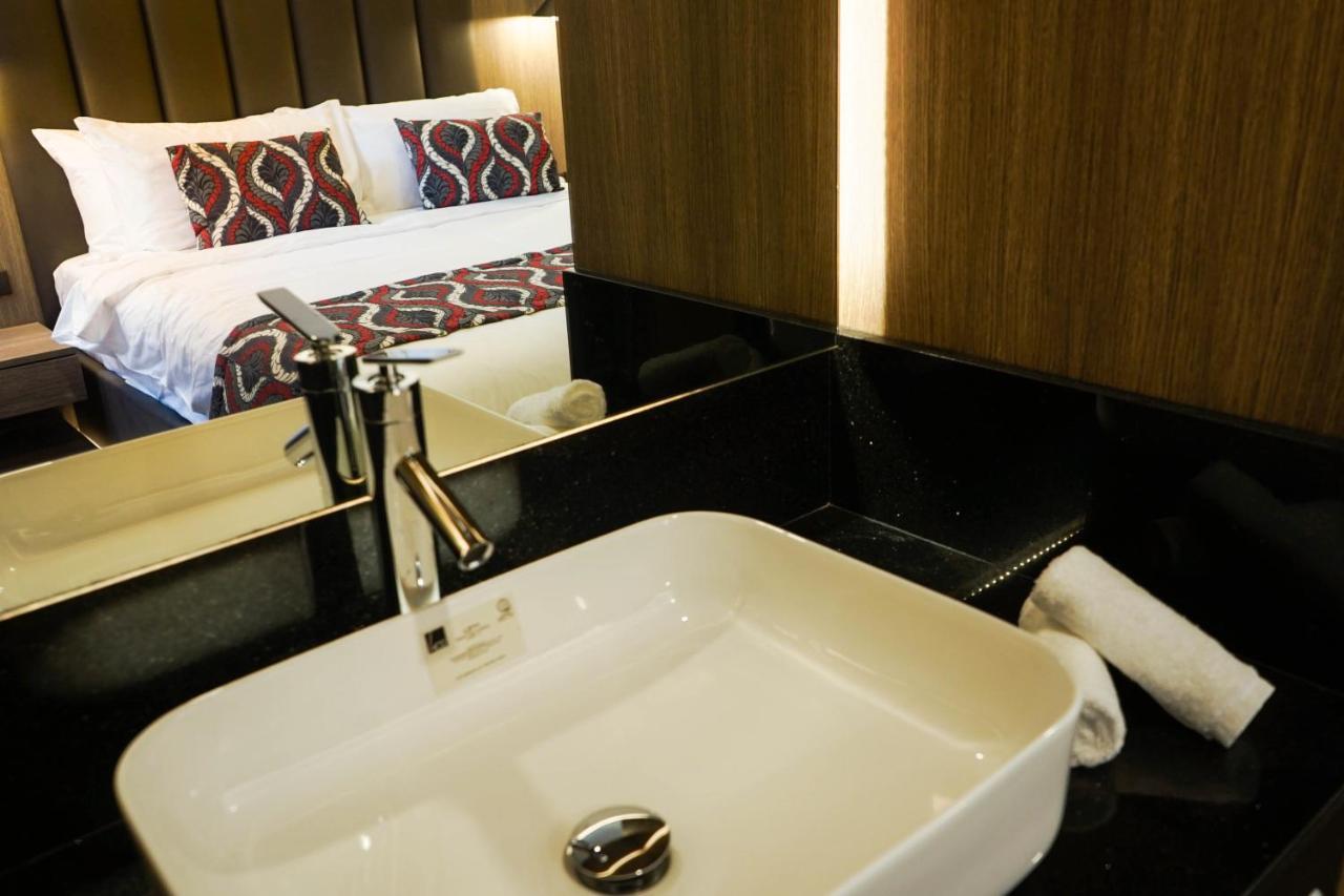 UNWND Lux Hostel Makati City Extérieur photo