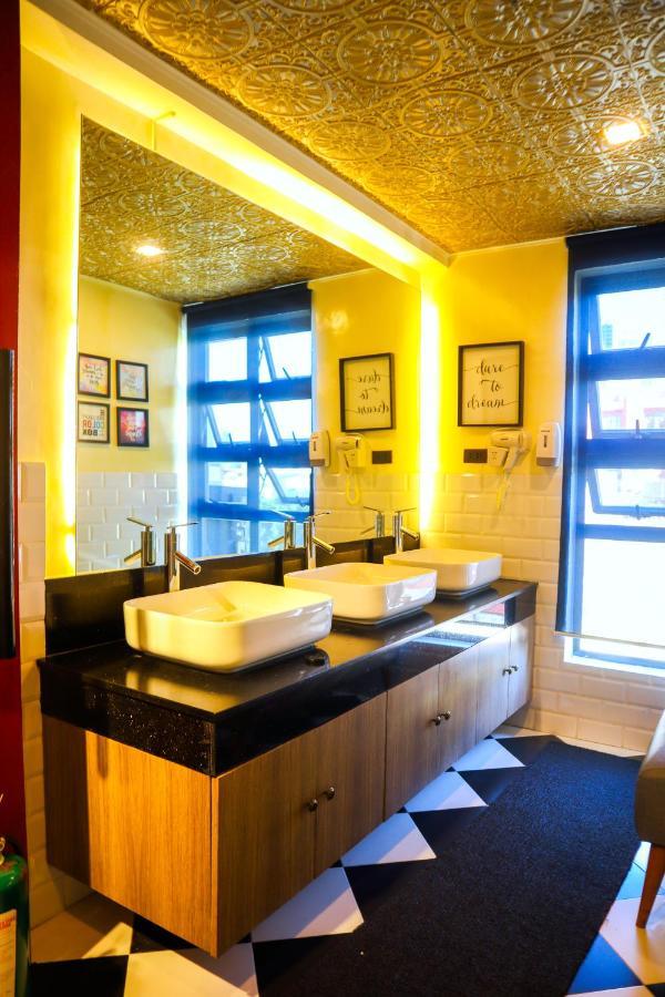 UNWND Lux Hostel Makati City Extérieur photo
