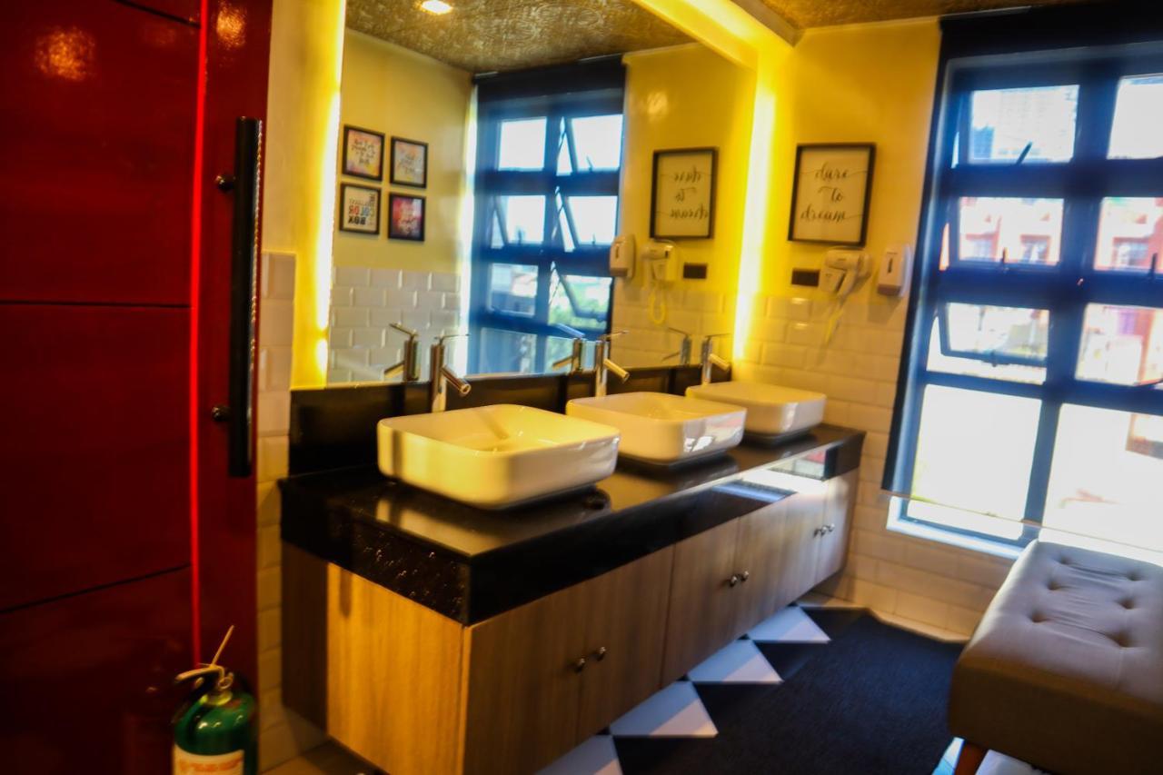 UNWND Lux Hostel Makati City Extérieur photo