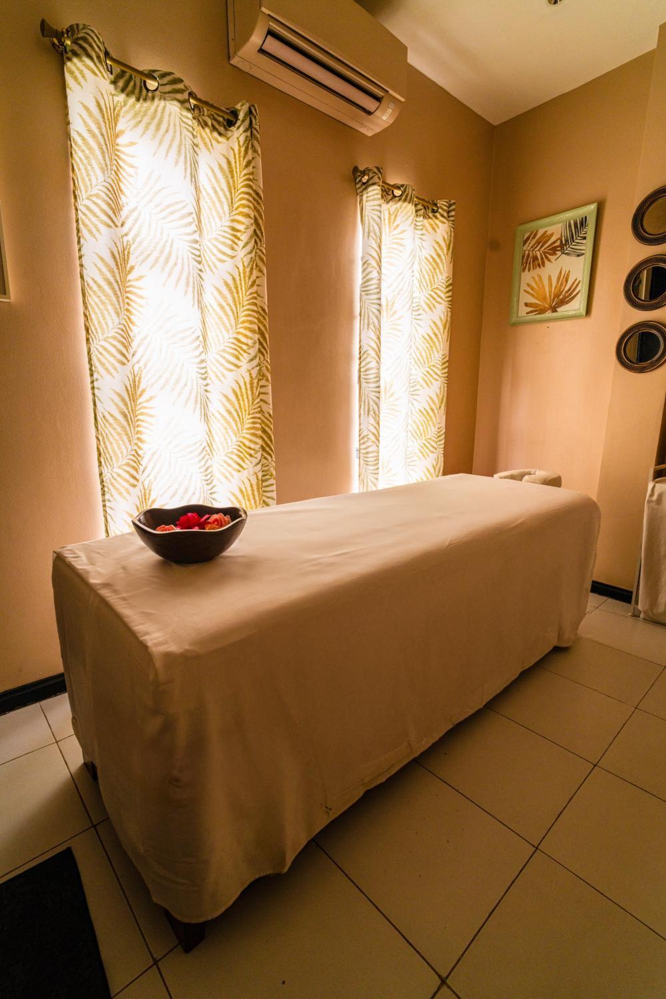 UNWND Lux Hostel Makati City Extérieur photo